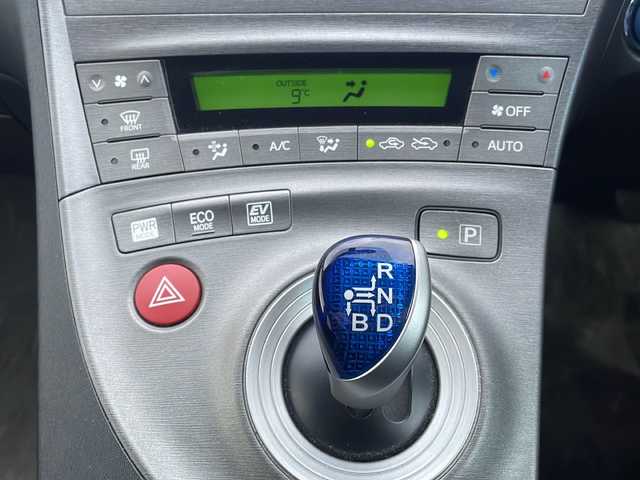 トヨタ プリウス S 福井県 2012(平24)年 8.4万km ブラック (株)IDOMが運営する【じしゃロン福井店】の自社ローン対象車両になります。こちらは現金またはオートローンご利用時の価格です。自社ローンご希望の方は別途その旨お申付け下さい/純正ナビ（CD・DVD・BT接続可）/フルセグテレビ/バックカメラ/ETC/HID/フォグランプ