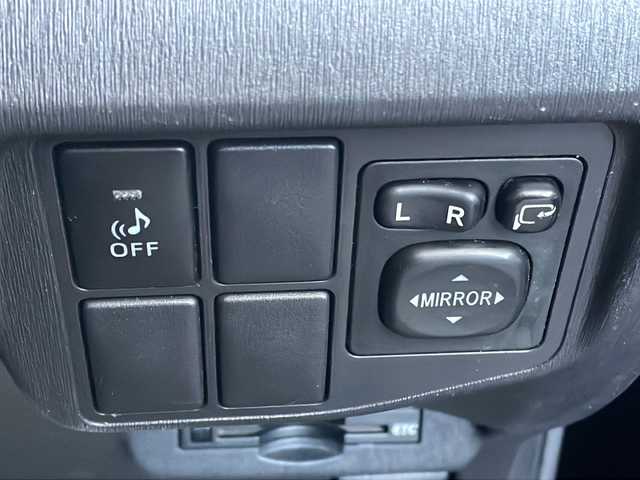 トヨタ プリウス S 福井県 2012(平24)年 8.4万km ブラック (株)IDOMが運営する【じしゃロン福井店】の自社ローン対象車両になります。こちらは現金またはオートローンご利用時の価格です。自社ローンご希望の方は別途その旨お申付け下さい/純正ナビ（CD・DVD・BT接続可）/フルセグテレビ/バックカメラ/ETC/HID/フォグランプ