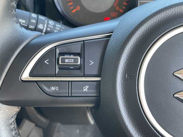 スズキ ジムニー シエラ JC 大阪府 2022(令4)年 2.6万km ピュアホワイトP スズキセーフティサポート/・デュアルセンサーブレーキサポート/・車線逸脱警報機能/・ふらつき警報機能/・先行車発信おしらせ機能/（車両進入禁止/はみ出し禁止/最高速度）/・ハイビームアシスト/社外9インチナビ/フルセグTV/CD/DVD/BT/USB/４WD/5速MT/ビルトインETC/クルーズコントロール/シートヒーター/アイドリングストップ/電動格納ミラー（ウィンカーミラー/ミラーヒーター）/アルパインスピーカー/ヘッドラインプウォッシャー/革巻きステアリング/シートカバー/色切り替えフォグライト/取説/保証書