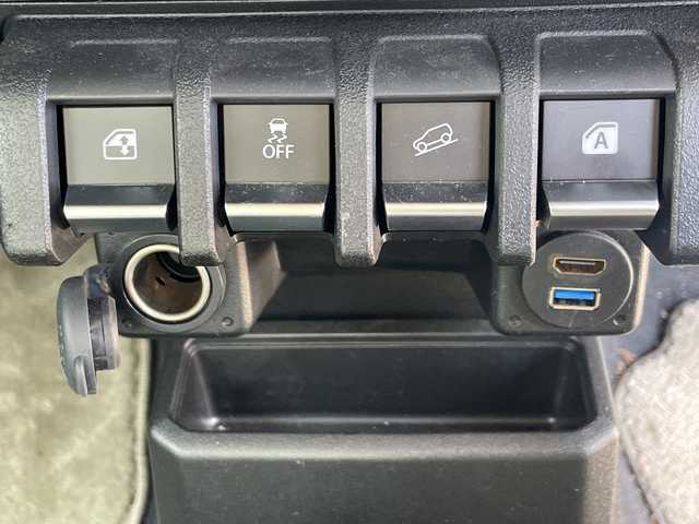 スズキ ジムニー シエラ JC 大阪府 2022(令4)年 2.6万km ピュアホワイトP スズキセーフティサポート/・デュアルセンサーブレーキサポート/・車線逸脱警報機能/・ふらつき警報機能/・先行車発信おしらせ機能/（車両進入禁止/はみ出し禁止/最高速度）/・ハイビームアシスト/社外9インチナビ/フルセグTV/CD/DVD/BT/USB/４WD/5速MT/ビルトインETC/クルーズコントロール/シートヒーター/アイドリングストップ/電動格納ミラー（ウィンカーミラー/ミラーヒーター）/アルパインスピーカー/ヘッドラインプウォッシャー/革巻きステアリング/シートカバー/色切り替えフォグライト/取説/保証書