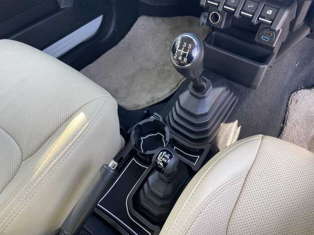 スズキ ジムニー シエラ JC 大阪府 2022(令4)年 2.6万km ピュアホワイトP スズキセーフティサポート/・デュアルセンサーブレーキサポート/・車線逸脱警報機能/・ふらつき警報機能/・先行車発信おしらせ機能/（車両進入禁止/はみ出し禁止/最高速度）/・ハイビームアシスト/社外9インチナビ/フルセグTV/CD/DVD/BT/USB/４WD/5速MT/ビルトインETC/クルーズコントロール/シートヒーター/アイドリングストップ/電動格納ミラー（ウィンカーミラー/ミラーヒーター）/アルパインスピーカー/ヘッドラインプウォッシャー/革巻きステアリング/シートカバー/色切り替えフォグライト/取説/保証書