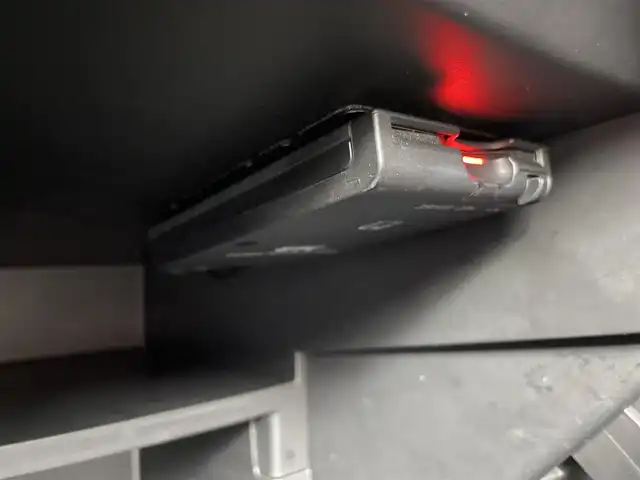 日産 ノート X 千葉県 2017(平29)年 6.5万km ダークメタルグレー 禁煙車/エマージェンシーブレーキ/・レーンキープアシスト/・パーキングセンサー/純正７型メモリナビ/・型番：MM317D-W/・CD/DVD/Bluetooth/フルセグTV/・アラウンドビューモニター/・ETC/・デジタルインナーミラー/ステアリングスイッチ/純正フロアマット/純正ホイールキャップ/オートライト/ヘッドライトレベライザー/プッシュスタート&スマートキー