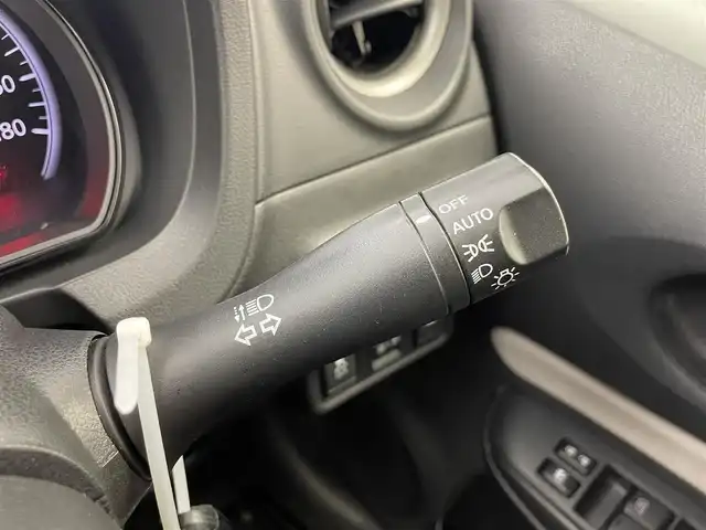 日産 ノート X 千葉県 2017(平29)年 6.5万km ダークメタルグレー 禁煙車/エマージェンシーブレーキ/・レーンキープアシスト/・パーキングセンサー/純正７型メモリナビ/・型番：MM317D-W/・CD/DVD/Bluetooth/フルセグTV/・アラウンドビューモニター/・ETC/・デジタルインナーミラー/ステアリングスイッチ/純正フロアマット/純正ホイールキャップ/オートライト/ヘッドライトレベライザー/プッシュスタート&スマートキー