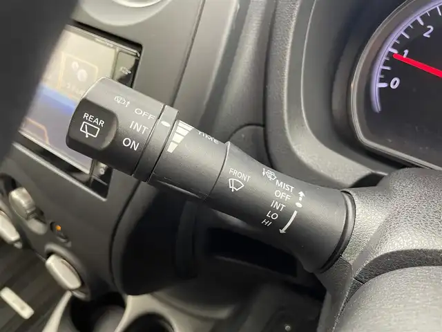 日産 ノート X 千葉県 2017(平29)年 6.5万km ダークメタルグレー 禁煙車/エマージェンシーブレーキ/・レーンキープアシスト/・パーキングセンサー/純正７型メモリナビ/・型番：MM317D-W/・CD/DVD/Bluetooth/フルセグTV/・アラウンドビューモニター/・ETC/・デジタルインナーミラー/ステアリングスイッチ/純正フロアマット/純正ホイールキャップ/オートライト/ヘッドライトレベライザー/プッシュスタート&スマートキー