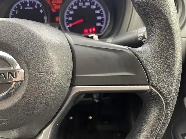 日産 ノート X 千葉県 2017(平29)年 6.5万km ダークメタルグレー 禁煙車/エマージェンシーブレーキ/・レーンキープアシスト/・パーキングセンサー/純正７型メモリナビ/・型番：MM317D-W/・CD/DVD/Bluetooth/フルセグTV/・アラウンドビューモニター/・ETC/・デジタルインナーミラー/ステアリングスイッチ/純正フロアマット/純正ホイールキャップ/オートライト/ヘッドライトレベライザー/プッシュスタート&スマートキー