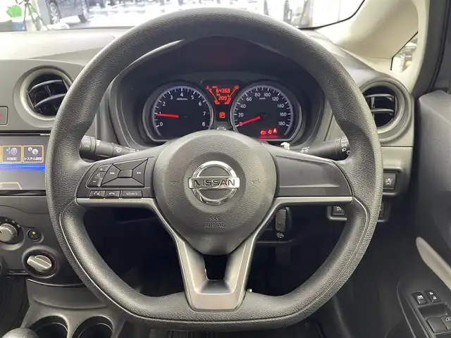 日産 ノート X 千葉県 2017(平29)年 6.5万km ダークメタルグレー 禁煙車/エマージェンシーブレーキ/・レーンキープアシスト/・パーキングセンサー/純正７型メモリナビ/・型番：MM317D-W/・CD/DVD/Bluetooth/フルセグTV/・アラウンドビューモニター/・ETC/・デジタルインナーミラー/ステアリングスイッチ/純正フロアマット/純正ホイールキャップ/オートライト/ヘッドライトレベライザー/プッシュスタート&スマートキー