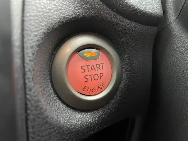 日産 ノート X 千葉県 2017(平29)年 6.5万km ダークメタルグレー 禁煙車/エマージェンシーブレーキ/・レーンキープアシスト/・パーキングセンサー/純正７型メモリナビ/・型番：MM317D-W/・CD/DVD/Bluetooth/フルセグTV/・アラウンドビューモニター/・ETC/・デジタルインナーミラー/ステアリングスイッチ/純正フロアマット/純正ホイールキャップ/オートライト/ヘッドライトレベライザー/プッシュスタート&スマートキー