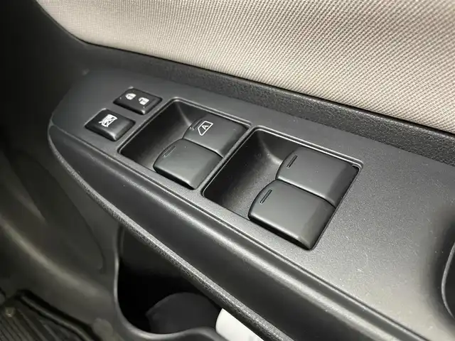 日産 ノート X 千葉県 2017(平29)年 6.5万km ダークメタルグレー 禁煙車/エマージェンシーブレーキ/・レーンキープアシスト/・パーキングセンサー/純正７型メモリナビ/・型番：MM317D-W/・CD/DVD/Bluetooth/フルセグTV/・アラウンドビューモニター/・ETC/・デジタルインナーミラー/ステアリングスイッチ/純正フロアマット/純正ホイールキャップ/オートライト/ヘッドライトレベライザー/プッシュスタート&スマートキー