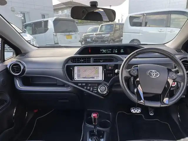 トヨタ アクア G G’s 三重県 2014(平26)年 7.9万km グレーメタリック (株)IDOMが運営する【じしゃロン四日市店】の自社ローン専用車両になります。こちらは現金またはオートローンご利用時の価格です。自社ローンご希望の方は別途その旨お申付け下さい/純正ナビ(NSCP-W62)/(ワンセグTV/CD/Bluetooth)/バックカメラ/ETC/オートライト/純正17インチアルミホイール/純正フロアマット/ハーフレザーシート/スマートキー