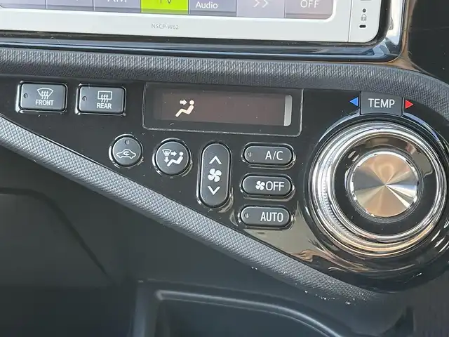 トヨタ アクア G G’s 三重県 2014(平26)年 7.9万km グレーメタリック (株)IDOMが運営する【じしゃロン四日市店】の自社ローン専用車両になります。こちらは現金またはオートローンご利用時の価格です。自社ローンご希望の方は別途その旨お申付け下さい/純正ナビ(NSCP-W62)/(ワンセグTV/CD/Bluetooth)/バックカメラ/ETC/オートライト/純正17インチアルミホイール/純正フロアマット/ハーフレザーシート/スマートキー