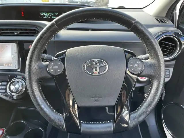 トヨタ アクア G G’s 三重県 2014(平26)年 7.9万km グレーメタリック (株)IDOMが運営する【じしゃロン四日市店】の自社ローン専用車両になります。こちらは現金またはオートローンご利用時の価格です。自社ローンご希望の方は別途その旨お申付け下さい/純正ナビ(NSCP-W62)/(ワンセグTV/CD/Bluetooth)/バックカメラ/ETC/オートライト/純正17インチアルミホイール/純正フロアマット/ハーフレザーシート/スマートキー