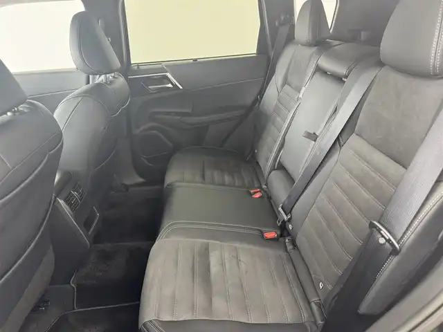 三菱 アウトランダー ＰＨＥＶ G 愛知県 2024(令6)年 0.1万km アメジストブラック 4WD/寒冷地仕様/マイパイロット/　　・レーダークルーズコントロール/　　・車線維持支援機能/メーカーオプション純正9インチスマホ連動ナビゲーション/　　・Bluetooth/フルセグTV/HDMI/マルチアラウンドモニター/ヘッドアップディスプレイ/置くだけ充電/AC100V/ステアリングリモコン/ステアリングヒーター/ハーフレザーシート/パワーシート（D席）/シートヒーター（前席）/純正テールゲートスポイラー/純正18インチアルミホイール/アダプティブLEDヘッドライト/オートマチックハイビーム/フォグランプ（前/後）/ブラインドスポットモニター/ダウンヒルアシストコントロール/スペアキー