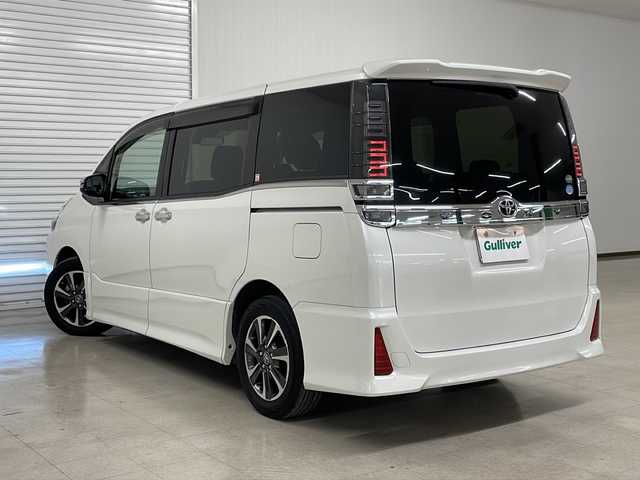 トヨタ ヴォクシー ZS 煌 熊本県 2018(平30)年 9.7万km ホワイトパールクリスタルシャイン アルパイン11インチナビ/（CD/DVD/フルセグTV/BT、HDMI）/バックカメラ/アルパイン12.8インチフリップダウンモニター/ETC/クルーズコントロール/オートハイビーム/オートライト/トヨタセーフティーセンス/両側パワースライドドア/クルーズコントロール/LEDヘッドライト/ビルトインETC/純正16インチアルミホイール/プッシュスタート/スマートキー