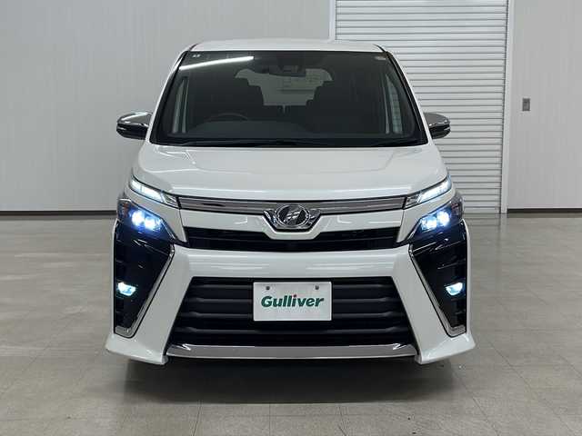 トヨタ ヴォクシー ZS 煌 熊本県 2018(平30)年 9.7万km ホワイトパールクリスタルシャイン アルパイン11インチナビ/（CD/DVD/フルセグTV/BT、HDMI）/バックカメラ/アルパイン12.8インチフリップダウンモニター/ETC/クルーズコントロール/オートハイビーム/オートライト/トヨタセーフティーセンス/両側パワースライドドア/クルーズコントロール/LEDヘッドライト/ビルトインETC/純正16インチアルミホイール/プッシュスタート/スマートキー
