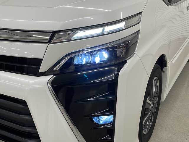 トヨタ ヴォクシー ZS 煌 熊本県 2018(平30)年 9.7万km ホワイトパールクリスタルシャイン アルパイン11インチナビ/（CD/DVD/フルセグTV/BT、HDMI）/バックカメラ/アルパイン12.8インチフリップダウンモニター/ETC/クルーズコントロール/オートハイビーム/オートライト/トヨタセーフティーセンス/両側パワースライドドア/クルーズコントロール/LEDヘッドライト/ビルトインETC/純正16インチアルミホイール/プッシュスタート/スマートキー