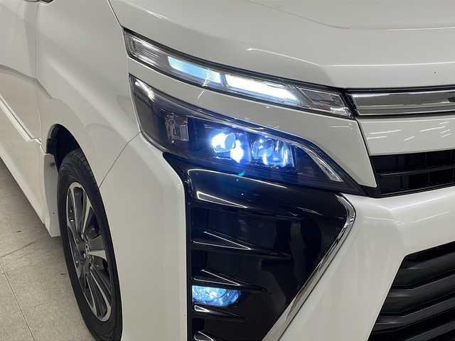 トヨタ ヴォクシー ZS 煌 熊本県 2018(平30)年 9.7万km ホワイトパールクリスタルシャイン アルパイン11インチナビ/（CD/DVD/フルセグTV/BT、HDMI）/バックカメラ/アルパイン12.8インチフリップダウンモニター/ETC/クルーズコントロール/オートハイビーム/オートライト/トヨタセーフティーセンス/両側パワースライドドア/クルーズコントロール/LEDヘッドライト/ビルトインETC/純正16インチアルミホイール/プッシュスタート/スマートキー