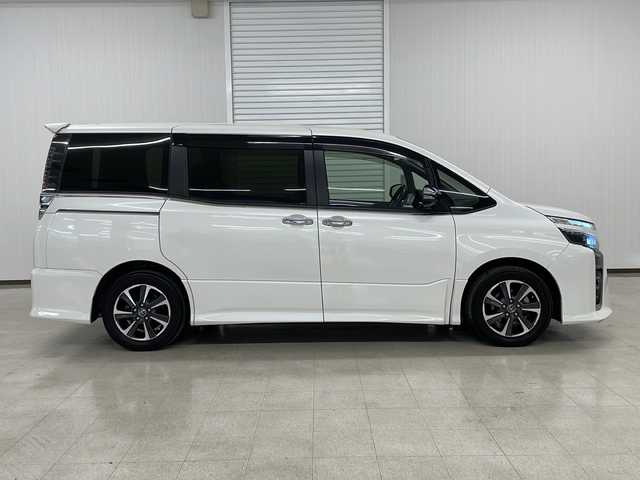 トヨタ ヴォクシー ZS 煌 熊本県 2018(平30)年 9.7万km ホワイトパールクリスタルシャイン アルパイン11インチナビ/（CD/DVD/フルセグTV/BT、HDMI）/バックカメラ/アルパイン12.8インチフリップダウンモニター/ETC/クルーズコントロール/オートハイビーム/オートライト/トヨタセーフティーセンス/両側パワースライドドア/クルーズコントロール/LEDヘッドライト/ビルトインETC/純正16インチアルミホイール/プッシュスタート/スマートキー