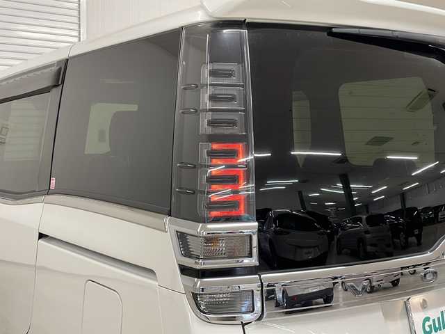トヨタ ヴォクシー ZS 煌 熊本県 2018(平30)年 9.7万km ホワイトパールクリスタルシャイン アルパイン11インチナビ/（CD/DVD/フルセグTV/BT、HDMI）/バックカメラ/アルパイン12.8インチフリップダウンモニター/ETC/クルーズコントロール/オートハイビーム/オートライト/トヨタセーフティーセンス/両側パワースライドドア/クルーズコントロール/LEDヘッドライト/ビルトインETC/純正16インチアルミホイール/プッシュスタート/スマートキー