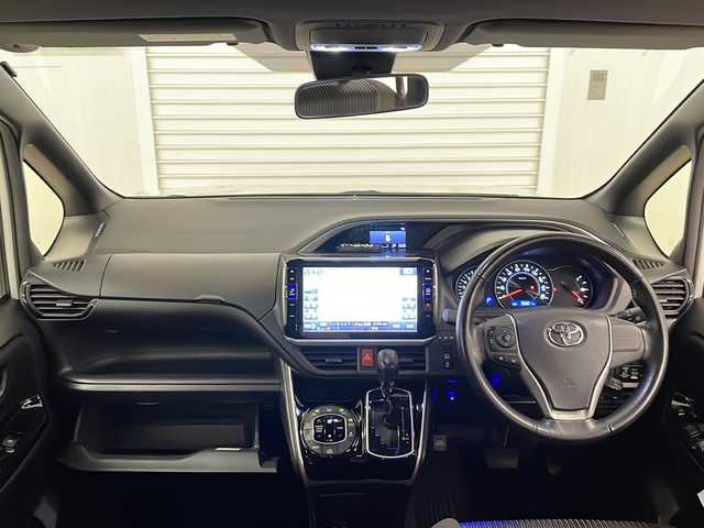 トヨタ ヴォクシー ZS 煌 熊本県 2018(平30)年 9.7万km ホワイトパールクリスタルシャイン アルパイン11インチナビ/（CD/DVD/フルセグTV/BT、HDMI）/バックカメラ/アルパイン12.8インチフリップダウンモニター/ETC/クルーズコントロール/オートハイビーム/オートライト/トヨタセーフティーセンス/両側パワースライドドア/クルーズコントロール/LEDヘッドライト/ビルトインETC/純正16インチアルミホイール/プッシュスタート/スマートキー
