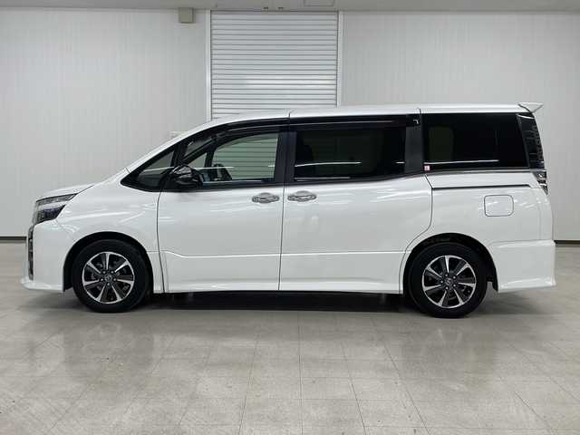 トヨタ ヴォクシー ZS 煌 熊本県 2018(平30)年 9.7万km ホワイトパールクリスタルシャイン アルパイン11インチナビ/（CD/DVD/フルセグTV/BT、HDMI）/バックカメラ/アルパイン12.8インチフリップダウンモニター/ETC/クルーズコントロール/オートハイビーム/オートライト/トヨタセーフティーセンス/両側パワースライドドア/クルーズコントロール/LEDヘッドライト/ビルトインETC/純正16インチアルミホイール/プッシュスタート/スマートキー