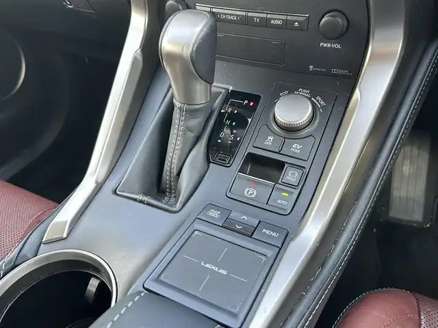 レクサス ＮＸ 300h バージョンL 佐賀県 2016(平28)年 7.9万km グラファイトブラックガラスフレーク ムーンルーフ/茶革シート/純正メモリーナビゲーション/・フルセグTV/CD/DVD/USB/Bluetooth/パノラミックビューモニター/ビルトインETC2.0/パワーバックドア/電子パーキングブレーキ/・AUTO HOLD機能/全席パワーシート(D席メモリー機能付)/DN席シートヒーター/シートベンチレーション/ISOFIX対応/パドルシフト/革巻きステアリング/ステアリングヒーター/ステリングリモコン/純正18インチアルミホイール/純正三眼LEDヘッドライト/純正LEDフォグランプ/純正フロアマット/取扱説明書/スペアキー１本/カードキー１枚/レーダークルーズコントロール/プリクラッシュセーフティ/ブラインドスポットモニター/クリアランスソナー
