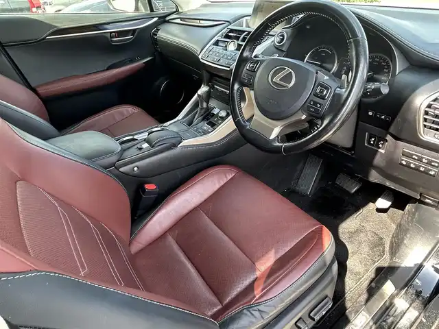 レクサス ＮＸ 300h バージョンL 佐賀県 2016(平28)年 7.9万km グラファイトブラックガラスフレーク ムーンルーフ/茶革シート/純正メモリーナビゲーション/・フルセグTV/CD/DVD/USB/Bluetooth/パノラミックビューモニター/ビルトインETC2.0/パワーバックドア/電子パーキングブレーキ/・AUTO HOLD機能/全席パワーシート(D席メモリー機能付)/DN席シートヒーター/シートベンチレーション/ISOFIX対応/パドルシフト/革巻きステアリング/ステアリングヒーター/ステリングリモコン/純正18インチアルミホイール/純正三眼LEDヘッドライト/純正LEDフォグランプ/純正フロアマット/取扱説明書/スペアキー１本/カードキー１枚/レーダークルーズコントロール/プリクラッシュセーフティ/ブラインドスポットモニター/クリアランスソナー