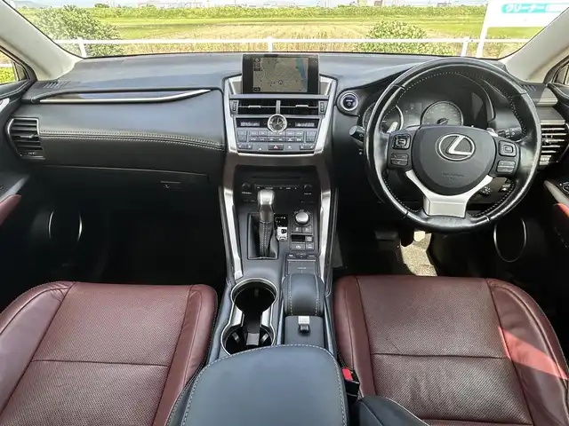 レクサス ＮＸ 300h バージョンL 佐賀県 2016(平28)年 7.9万km グラファイトブラックガラスフレーク ムーンルーフ/茶革シート/純正メモリーナビゲーション/・フルセグTV/CD/DVD/USB/Bluetooth/パノラミックビューモニター/ビルトインETC2.0/パワーバックドア/電子パーキングブレーキ/・AUTO HOLD機能/全席パワーシート(D席メモリー機能付)/DN席シートヒーター/シートベンチレーション/ISOFIX対応/パドルシフト/革巻きステアリング/ステアリングヒーター/ステリングリモコン/純正18インチアルミホイール/純正三眼LEDヘッドライト/純正LEDフォグランプ/純正フロアマット/取扱説明書/スペアキー１本/カードキー１枚/レーダークルーズコントロール/プリクラッシュセーフティ/ブラインドスポットモニター/クリアランスソナー