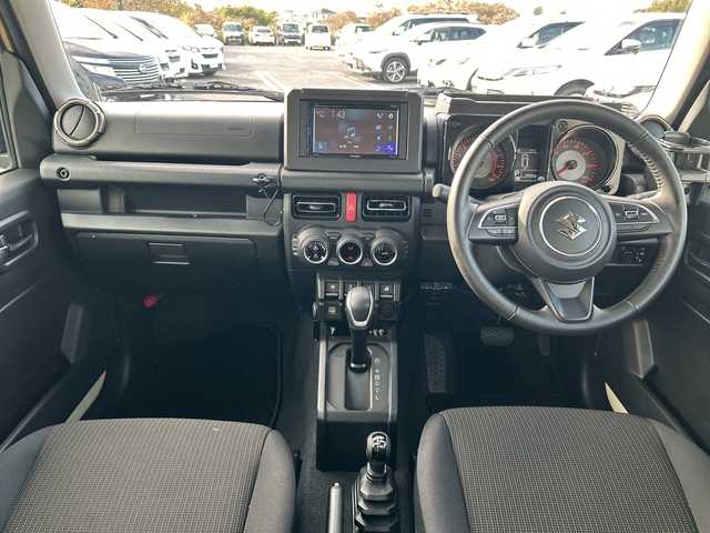 スズキ ジムニー XC 千葉県 2023(令5)年 1.1万km シフォンアイボリーM ディスプレイオーディオ　ＦＨ－８５００ＤＶＳ　ＢＴ　ＤＶＤ　バックカメラ　クルコン　ＥＴＣ　ドラレコ　シートヒーター　ＬＥＤライト　ＨＫＳマフラー　ホワイトレタ　Ｒ／Ｔタイヤ　４ＷＤ　ターボ　衝突軽減