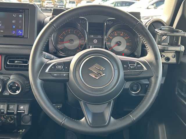 スズキ ジムニー XC 千葉県 2023(令5)年 1.1万km シフォンアイボリーM ディスプレイオーディオ　ＦＨ－８５００ＤＶＳ　ＢＴ　ＤＶＤ　バックカメラ　クルコン　ＥＴＣ　ドラレコ　シートヒーター　ＬＥＤライト　ＨＫＳマフラー　ホワイトレタ　Ｒ／Ｔタイヤ　４ＷＤ　ターボ　衝突軽減