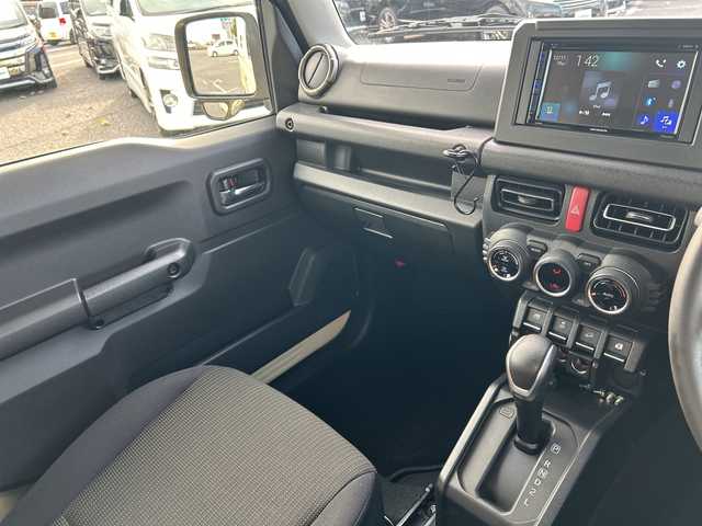 スズキ ジムニー XC 千葉県 2023(令5)年 1.1万km シフォンアイボリーM ディスプレイオーディオ　ＦＨ－８５００ＤＶＳ　ＢＴ　ＤＶＤ　バックカメラ　クルコン　ＥＴＣ　ドラレコ　シートヒーター　ＬＥＤライト　ＨＫＳマフラー　ホワイトレタ　Ｒ／Ｔタイヤ　４ＷＤ　ターボ　衝突軽減