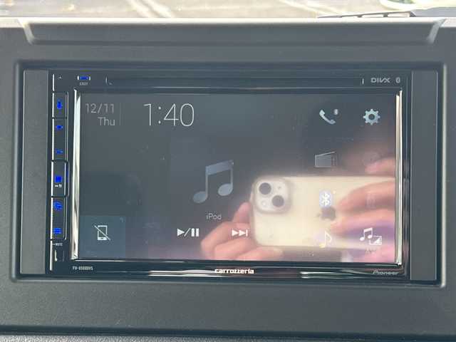 スズキ ジムニー XC 千葉県 2023(令5)年 1.1万km シフォンアイボリーM ディスプレイオーディオ　ＦＨ－８５００ＤＶＳ　ＢＴ　ＤＶＤ　バックカメラ　クルコン　ＥＴＣ　ドラレコ　シートヒーター　ＬＥＤライト　ＨＫＳマフラー　ホワイトレタ　Ｒ／Ｔタイヤ　４ＷＤ　ターボ　衝突軽減