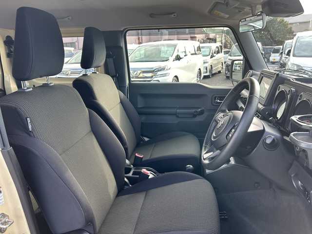 スズキ ジムニー XC 千葉県 2023(令5)年 1.1万km シフォンアイボリーM ディスプレイオーディオ　ＦＨ－８５００ＤＶＳ　ＢＴ　ＤＶＤ　バックカメラ　クルコン　ＥＴＣ　ドラレコ　シートヒーター　ＬＥＤライト　ＨＫＳマフラー　ホワイトレタ　Ｒ／Ｔタイヤ　４ＷＤ　ターボ　衝突軽減