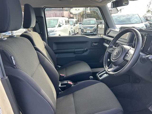 スズキ ジムニー XC 千葉県 2023(令5)年 1.1万km シフォンアイボリーM ディスプレイオーディオ　ＦＨ－８５００ＤＶＳ　ＢＴ　ＤＶＤ　バックカメラ　クルコン　ＥＴＣ　ドラレコ　シートヒーター　ＬＥＤライト　ＨＫＳマフラー　ホワイトレタ　Ｒ／Ｔタイヤ　４ＷＤ　ターボ　衝突軽減