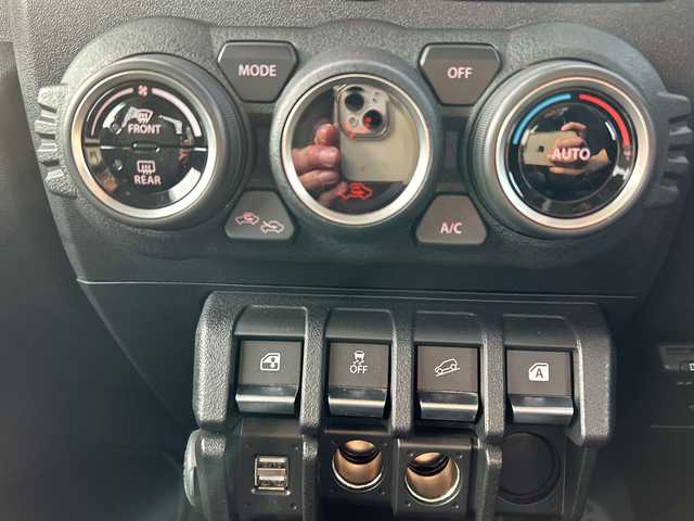 スズキ ジムニー XC 千葉県 2023(令5)年 1.1万km シフォンアイボリーM ディスプレイオーディオ　ＦＨ－８５００ＤＶＳ　ＢＴ　ＤＶＤ　バックカメラ　クルコン　ＥＴＣ　ドラレコ　シートヒーター　ＬＥＤライト　ＨＫＳマフラー　ホワイトレタ　Ｒ／Ｔタイヤ　４ＷＤ　ターボ　衝突軽減