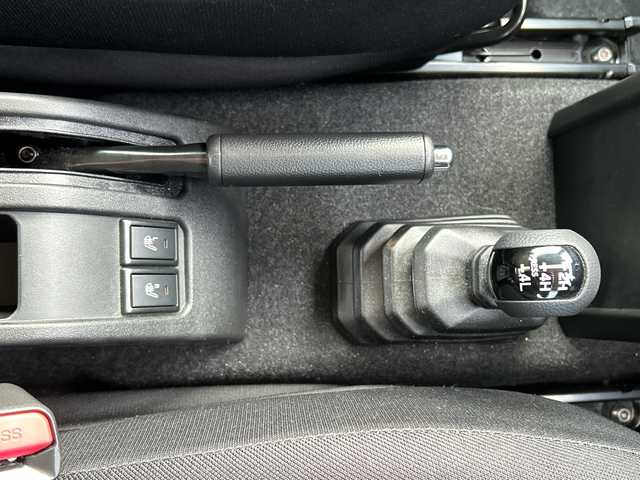 スズキ ジムニー XC 千葉県 2023(令5)年 1.1万km シフォンアイボリーM ディスプレイオーディオ　ＦＨ－８５００ＤＶＳ　ＢＴ　ＤＶＤ　バックカメラ　クルコン　ＥＴＣ　ドラレコ　シートヒーター　ＬＥＤライト　ＨＫＳマフラー　ホワイトレタ　Ｒ／Ｔタイヤ　４ＷＤ　ターボ　衝突軽減