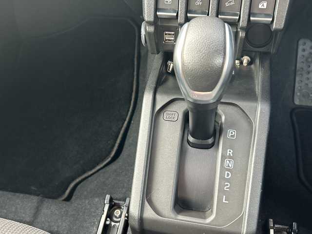 スズキ ジムニー XC 千葉県 2023(令5)年 1.1万km シフォンアイボリーM ディスプレイオーディオ　ＦＨ－８５００ＤＶＳ　ＢＴ　ＤＶＤ　バックカメラ　クルコン　ＥＴＣ　ドラレコ　シートヒーター　ＬＥＤライト　ＨＫＳマフラー　ホワイトレタ　Ｒ／Ｔタイヤ　４ＷＤ　ターボ　衝突軽減