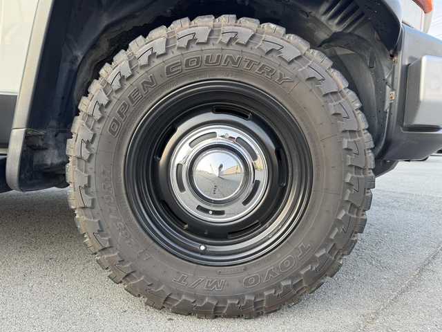 トヨタ ＦＪクルーザー 三重県 2016(平28)年 5.9万km ホワイト ガソリン/パートタイム4WD/フロア5AT/イクリプス 7インチ フューチャーリンクナビ AVN-Z05iW/（FM/AM/TV/Bluetooth/CD/DVD/SD/SDREC/USB/外部入力）/バックカメラ/ETC/安全/・バックソナー/・SRS 前席サイドエアバッグ＆前後席カーテンシールドエアバッグ/・EBD付ABS/装備/・【OP】アクティブトラクションコントロール［A-TRAC］/・【OP】ウインドシールドデアイサー/・【OP】サイドステップ/・【OP】クルーズコントロール/・マニュアルエアコン/・ステアリングスイッチ/・リヤフォグランプ/・チルトステアリング/・電動調整ドアミラー＆広角フェンダーミラー/・265/70R17 トーヨー・オープンカントリータイヤ ＆スチールホイール/・17インチスチールホイール（純正ハブキャップ付）あり/・リモコンキーx2、スペアメカキーx1、リモコンスターターx1/など