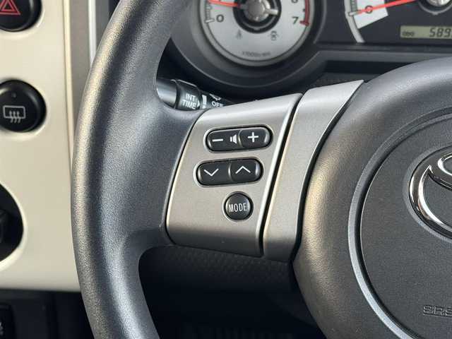 トヨタ ＦＪクルーザー 三重県 2016(平28)年 5.9万km ホワイト ガソリン/パートタイム4WD/フロア5AT/イクリプス 7インチ フューチャーリンクナビ AVN-Z05iW/（FM/AM/TV/Bluetooth/CD/DVD/SD/SDREC/USB/外部入力）/バックカメラ/ETC/安全/・バックソナー/・SRS 前席サイドエアバッグ＆前後席カーテンシールドエアバッグ/・EBD付ABS/装備/・【OP】アクティブトラクションコントロール［A-TRAC］/・【OP】ウインドシールドデアイサー/・【OP】サイドステップ/・【OP】クルーズコントロール/・マニュアルエアコン/・ステアリングスイッチ/・リヤフォグランプ/・チルトステアリング/・電動調整ドアミラー＆広角フェンダーミラー/・265/70R17 トーヨー・オープンカントリータイヤ ＆スチールホイール/・17インチスチールホイール（純正ハブキャップ付）あり/・リモコンキーx2、スペアメカキーx1、リモコンスターターx1/など