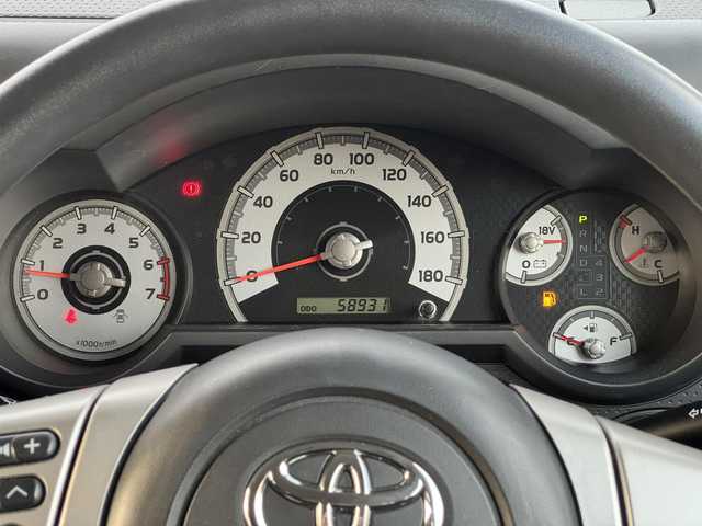 トヨタ ＦＪクルーザー 三重県 2016(平28)年 5.9万km ホワイト ガソリン/パートタイム4WD/フロア5AT/イクリプス 7インチ フューチャーリンクナビ AVN-Z05iW/（FM/AM/TV/Bluetooth/CD/DVD/SD/SDREC/USB/外部入力）/バックカメラ/ETC/安全/・バックソナー/・SRS 前席サイドエアバッグ＆前後席カーテンシールドエアバッグ/・EBD付ABS/装備/・【OP】アクティブトラクションコントロール［A-TRAC］/・【OP】ウインドシールドデアイサー/・【OP】サイドステップ/・【OP】クルーズコントロール/・マニュアルエアコン/・ステアリングスイッチ/・リヤフォグランプ/・チルトステアリング/・電動調整ドアミラー＆広角フェンダーミラー/・265/70R17 トーヨー・オープンカントリータイヤ ＆スチールホイール/・17インチスチールホイール（純正ハブキャップ付）あり/・リモコンキーx2、スペアメカキーx1、リモコンスターターx1/など