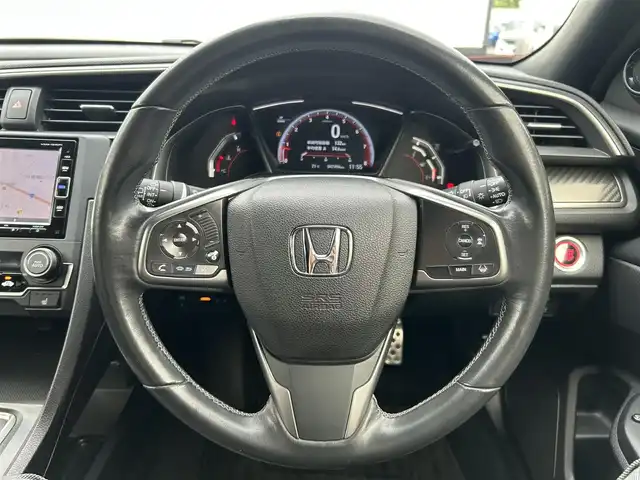 ホンダ シビック ハッチバック ホンダセンシング 群馬県 2018(平30)年 4.8万km フレームレッド 6ＭＴ車/純正メモリーナビ/CD/DVD/FM/AM/Bluetooth/SD/iPod/USB/フルセグTV/バックカメラ/ホンダセンシング/・衝突軽減ブレーキ/・路外逸脱抑制機能/・車線維持支援システム/・先行車発進お知らせ機能/・標識認識機能/・アダプティブクルーズコントロール/ビルトインＥＴＣ/前席シートヒーター/電子パーキングブレーキ/ブレーキホールド/オートライト/8スピーカー/純正フロアマット/社外アルミ/スペアキー/取扱説明書/保証書
