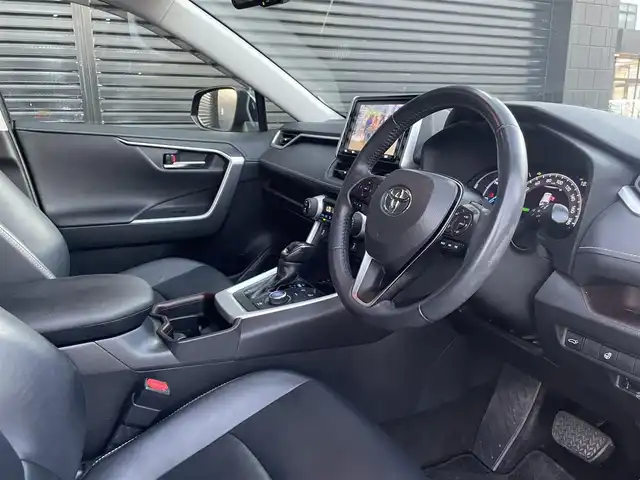 トヨタ ＲＡＶ４ ハイブリットG 三重県 2019(令1)年 4.4万km アティチュードブラックマイカ レーダークルーズコントロール/衝突軽減/レーンアシスト/純正ナビ(NSZT-Y68T)/バックカメラ/フルセグTV(走行中視聴可能)/Bluetooth/ブラックレザーシート/パワーシート/シートヒーター/ステアリングヒーター/ワイヤレス充電/前後ドライブレコーダー/純正フロアマット/ドアバイザー/純正18インチアルミホイール/LEDヘッドライト/オートライト/ルーフレール