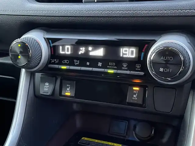 トヨタ ＲＡＶ４ ハイブリットG 三重県 2019(令1)年 4.4万km アティチュードブラックマイカ レーダークルーズコントロール/衝突軽減/レーンアシスト/純正ナビ(NSZT-Y68T)/バックカメラ/フルセグTV(走行中視聴可能)/Bluetooth/ブラックレザーシート/パワーシート/シートヒーター/ステアリングヒーター/ワイヤレス充電/前後ドライブレコーダー/純正フロアマット/ドアバイザー/純正18インチアルミホイール/LEDヘッドライト/オートライト/ルーフレール