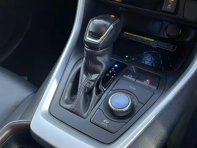 トヨタ ＲＡＶ４ ハイブリットG 三重県 2019(令1)年 4.4万km アティチュードブラックマイカ レーダークルーズコントロール/衝突軽減/レーンアシスト/純正ナビ(NSZT-Y68T)/バックカメラ/フルセグTV(走行中視聴可能)/Bluetooth/ブラックレザーシート/パワーシート/シートヒーター/ステアリングヒーター/ワイヤレス充電/前後ドライブレコーダー/純正フロアマット/ドアバイザー/純正18インチアルミホイール/LEDヘッドライト/オートライト/ルーフレール