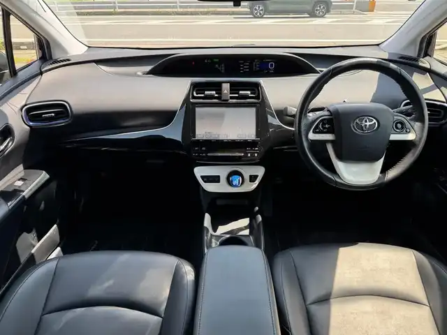 トヨタ プリウス S ツーリングセレクション 滋賀県 2017(平29)年 7.6万km アティチュードブラックマイカ 純正9インチフルセグナビ/　フルセグ Bluetooth CD DVD SD/バックカメラ/ETC/快適温熱シート（黒）/シートヒーター/Bi-Beam LEDヘッドランプ/　（オートレベリング機能付）/　　LEDクリアランスランプ/LEDウィンカー/ダウンサス（純正サス積込）/社外17インチアルミ/純正フロアマット/純正ドアバイザー/スマートキー×2/プッシュスタート/