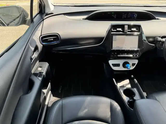 トヨタ プリウス S ツーリングセレクション 滋賀県 2017(平29)年 7.6万km アティチュードブラックマイカ 純正9インチフルセグナビ/　フルセグ Bluetooth CD DVD SD/バックカメラ/ETC/快適温熱シート（黒）/シートヒーター/Bi-Beam LEDヘッドランプ/　（オートレベリング機能付）/　　LEDクリアランスランプ/LEDウィンカー/ダウンサス（純正サス積込）/社外17インチアルミ/純正フロアマット/純正ドアバイザー/スマートキー×2/プッシュスタート/