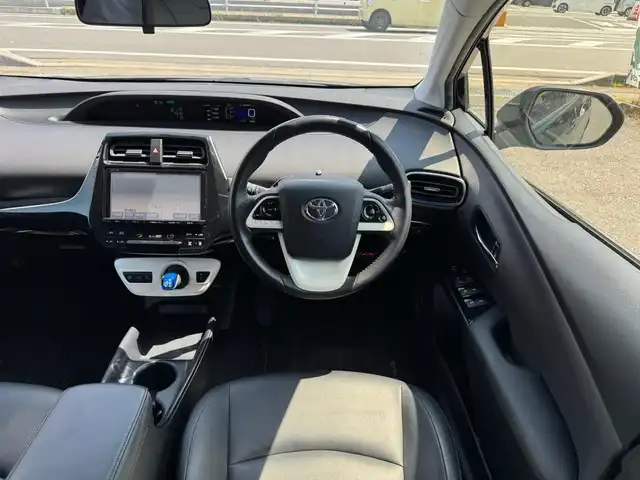 トヨタ プリウス S ツーリングセレクション 滋賀県 2017(平29)年 7.6万km アティチュードブラックマイカ 純正9インチフルセグナビ/　フルセグ Bluetooth CD DVD SD/バックカメラ/ETC/快適温熱シート（黒）/シートヒーター/Bi-Beam LEDヘッドランプ/　（オートレベリング機能付）/　　LEDクリアランスランプ/LEDウィンカー/ダウンサス（純正サス積込）/社外17インチアルミ/純正フロアマット/純正ドアバイザー/スマートキー×2/プッシュスタート/
