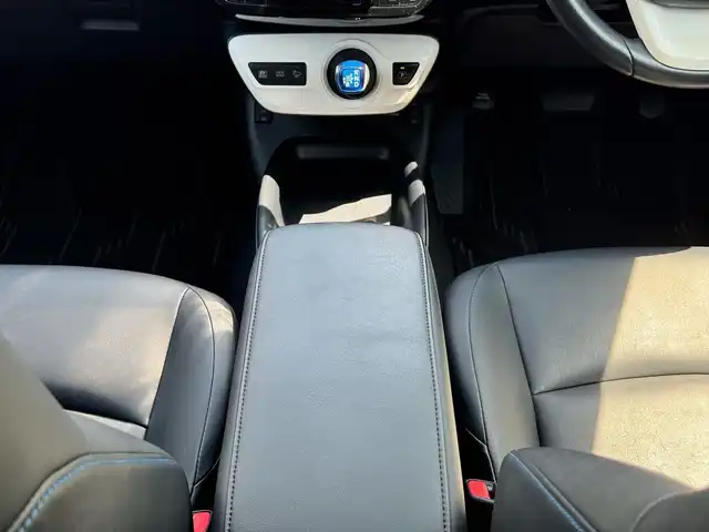 トヨタ プリウス S ツーリングセレクション 滋賀県 2017(平29)年 7.6万km アティチュードブラックマイカ 純正9インチフルセグナビ/　フルセグ Bluetooth CD DVD SD/バックカメラ/ETC/快適温熱シート（黒）/シートヒーター/Bi-Beam LEDヘッドランプ/　（オートレベリング機能付）/　　LEDクリアランスランプ/LEDウィンカー/ダウンサス（純正サス積込）/社外17インチアルミ/純正フロアマット/純正ドアバイザー/スマートキー×2/プッシュスタート/
