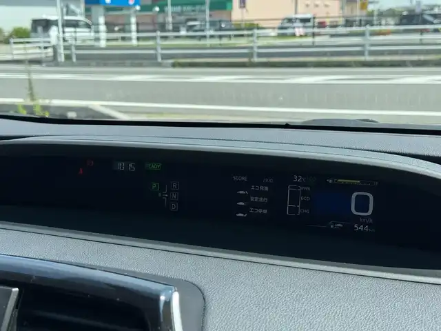 トヨタ プリウス S ツーリングセレクション 滋賀県 2017(平29)年 7.6万km アティチュードブラックマイカ 純正9インチフルセグナビ/　フルセグ Bluetooth CD DVD SD/バックカメラ/ETC/快適温熱シート（黒）/シートヒーター/Bi-Beam LEDヘッドランプ/　（オートレベリング機能付）/　　LEDクリアランスランプ/LEDウィンカー/ダウンサス（純正サス積込）/社外17インチアルミ/純正フロアマット/純正ドアバイザー/スマートキー×2/プッシュスタート/