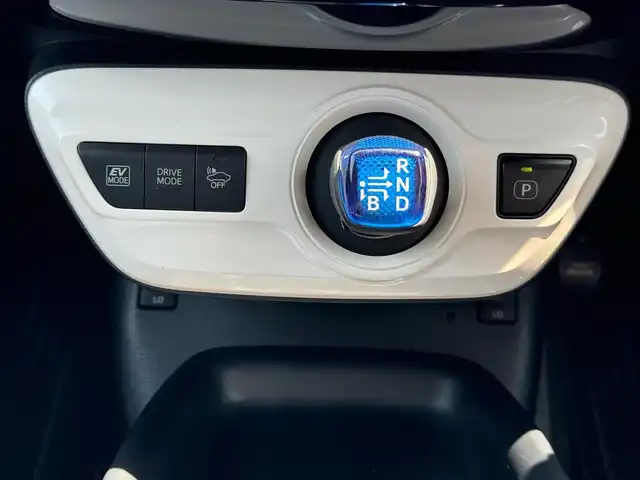 トヨタ プリウス S ツーリングセレクション 滋賀県 2017(平29)年 7.6万km アティチュードブラックマイカ 純正9インチフルセグナビ/　フルセグ Bluetooth CD DVD SD/バックカメラ/ETC/快適温熱シート（黒）/シートヒーター/Bi-Beam LEDヘッドランプ/　（オートレベリング機能付）/　　LEDクリアランスランプ/LEDウィンカー/ダウンサス（純正サス積込）/社外17インチアルミ/純正フロアマット/純正ドアバイザー/スマートキー×2/プッシュスタート/