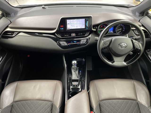 トヨタ Ｃ－ＨＲ G 岐阜県 2017(平29)年 3.4万km ホワイトパールクリスタルシャイン 社外ナビゲーション(AVIC-CW900)/CD DVD/SD/AM FM/USB/AUX/革巻きステアリング/ステアリングリモコン/LEDヘッドライト/オートライト/オートハイビーム/ハーフレザーシート/シートヒーター(D/N)席/ワイパーデアイサー/電動サイドブレーキ/オートホールド機能/トヨタセーフティセンス/レーンデパーチャーアラート（操舵支援あり）/ふらつき警報/プリクラッシュセーフティ/ブラインドスポットビューモニター/リアクロストラフィックアラート/横滑り防止装置